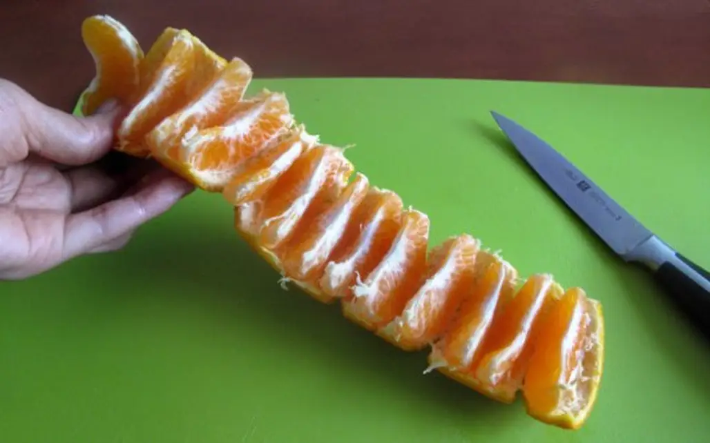 Prepare a Mandarin Orange in Four Easy Steps for You to Eat
