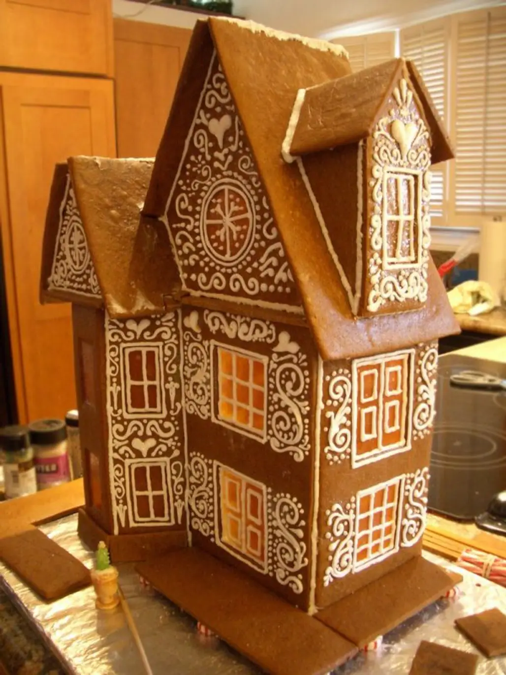 gingerbread house,gingerbread,food,dessert,christmas decoration,