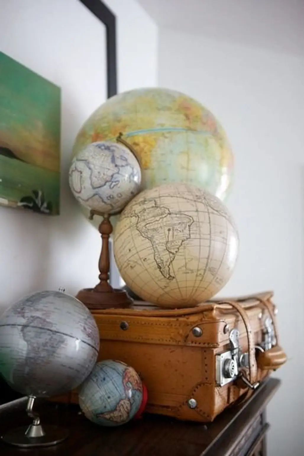 Display Vintage Globes Luggage