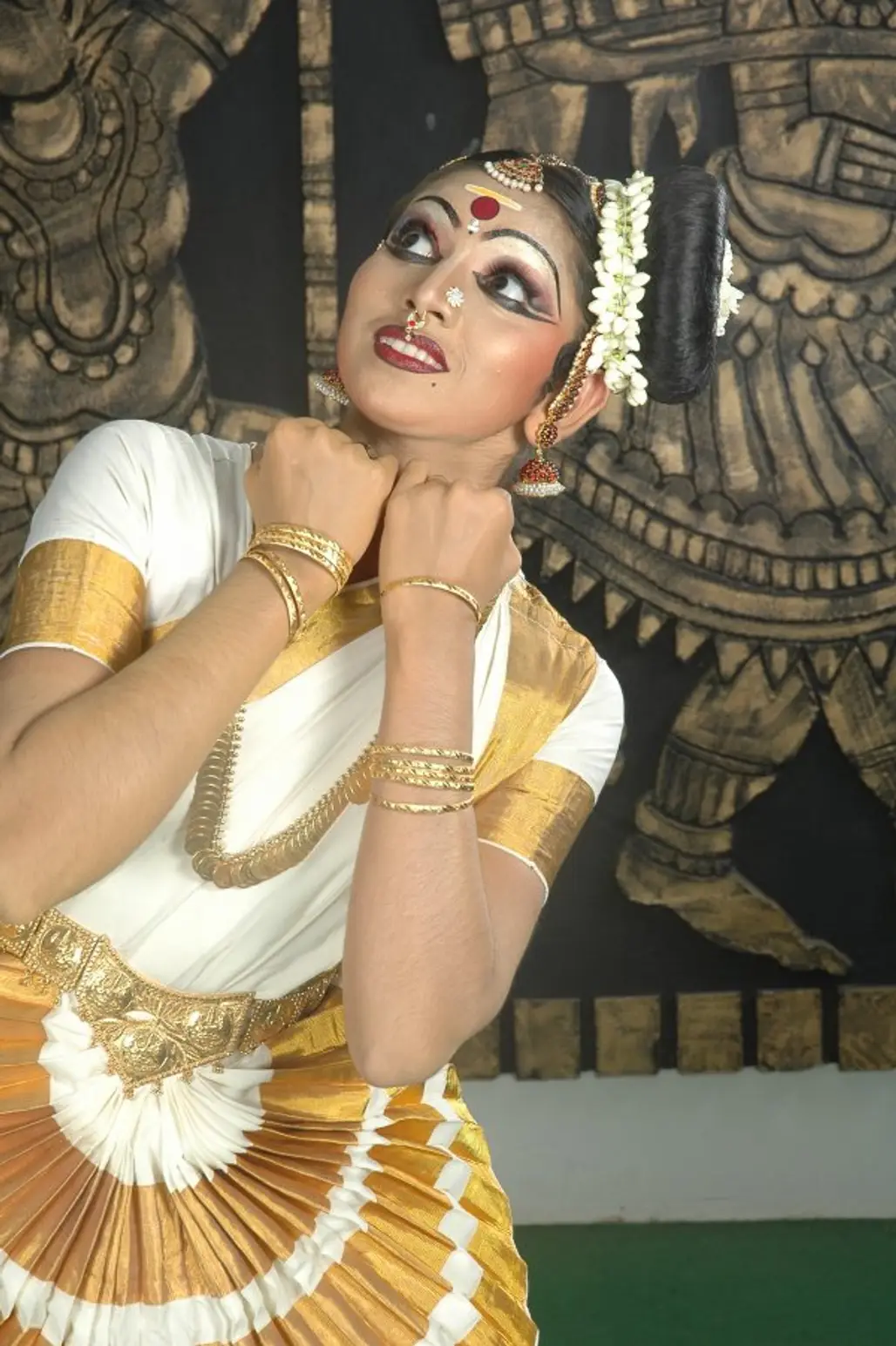 Woman wearing blue and brown traditional dress doing dance pose,  Kalakshetra Foundation Dance in India Bharatanatyam Performing arts,  SRIRAM, performance, india, abdomen png | PNGWing