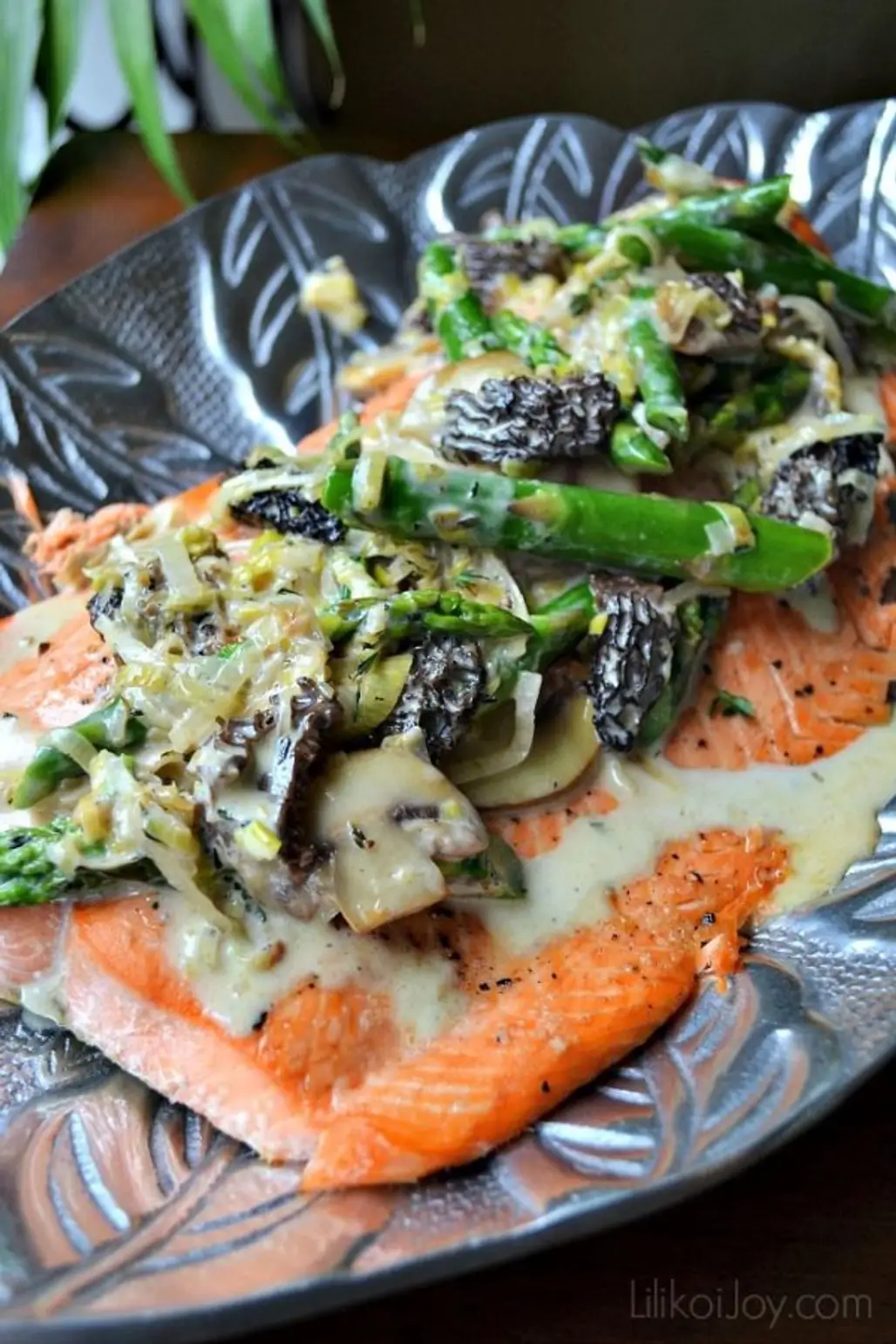 Grilled Salmon with Asparagus, Leeks, and Mushrooms