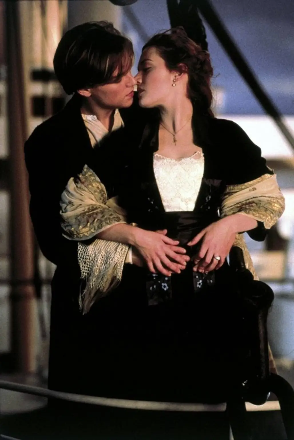 Leonardo DiCaprio & Kate Winslet in "Titanic"