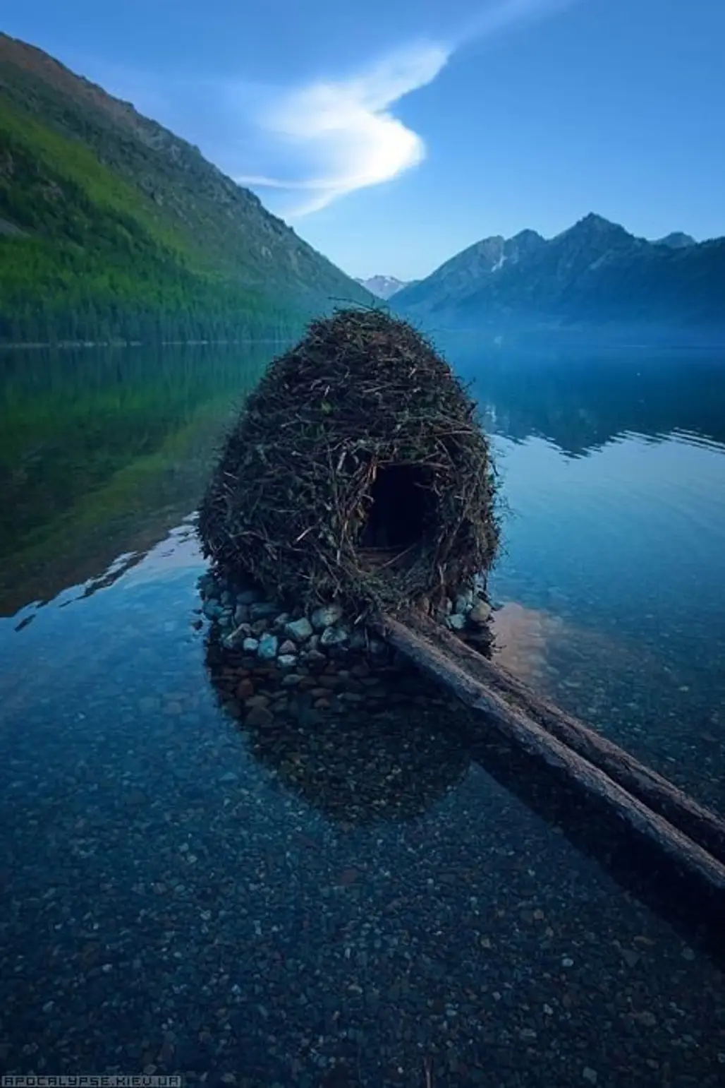 Wow - Little Nest House in a Remote Lake in the Altai Republic, Russia