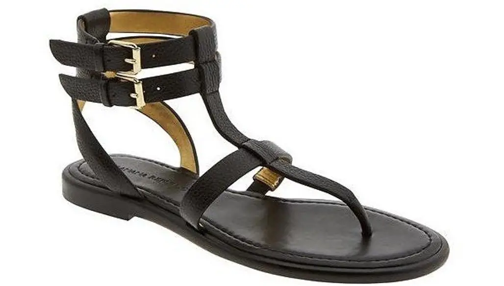 20 Pairs of Black Summer Sandals That Will Drop Your Jaw ...