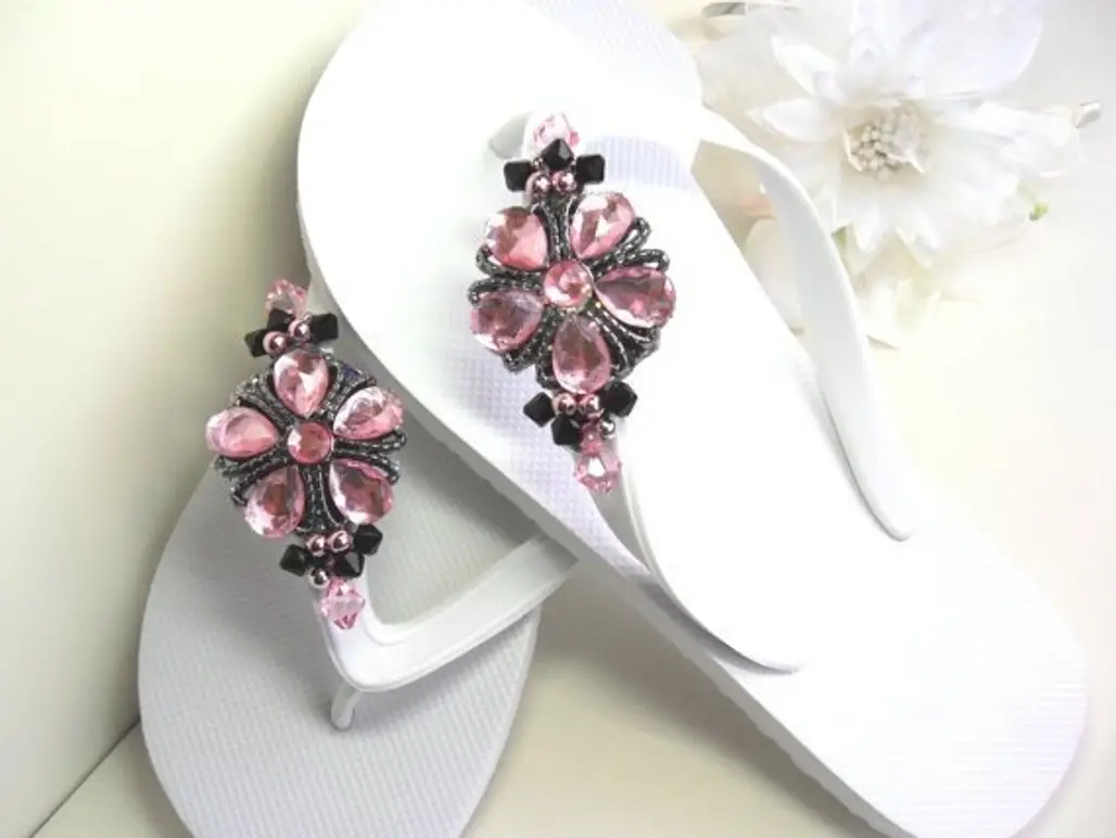 pink,footwear,jewellery,fashion accessory,petal,