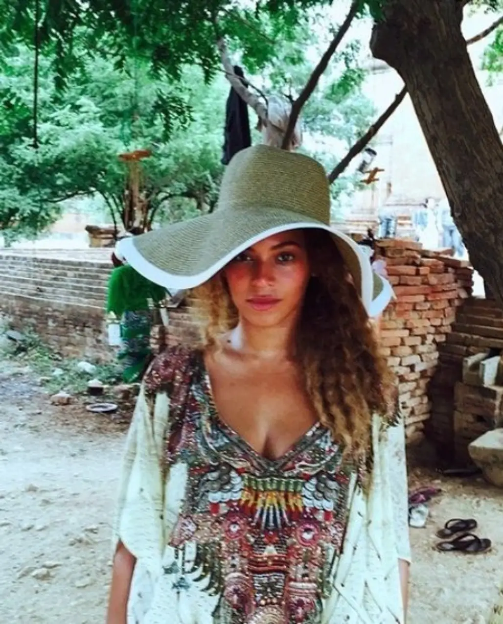 It's Big, It's Floppy, It's Straw and It's Perfect for Beyoncé on Her Travels
