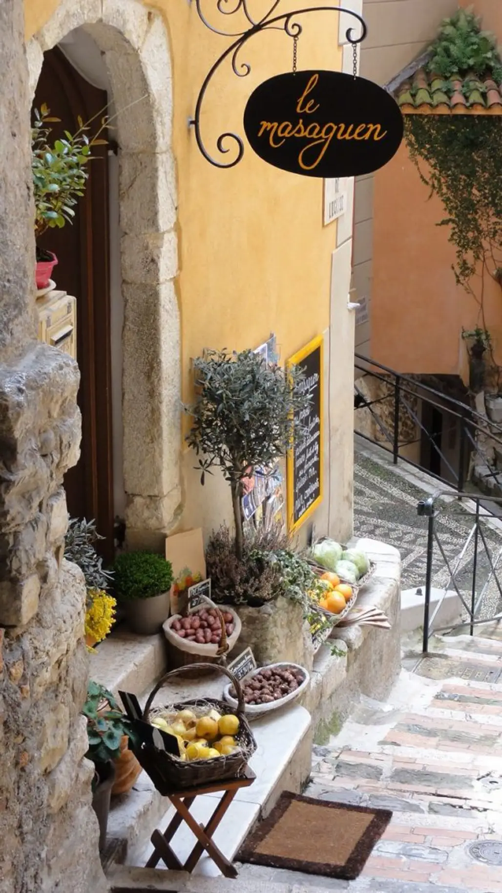 Drop in for Lunch in a Typical Provencal Bistro