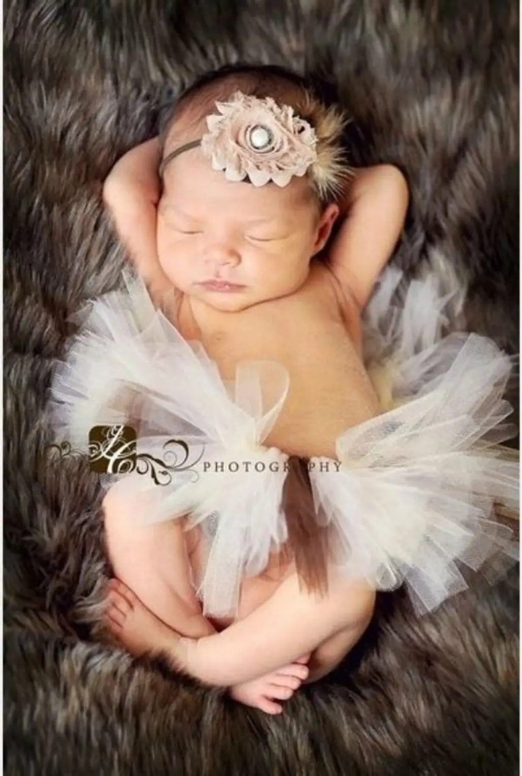29 Wonderful Newborn Photo Poses You Won't Want to Pass up
