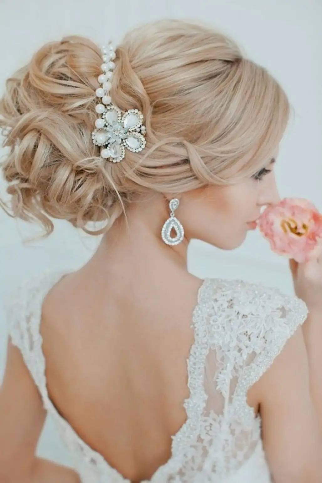 hair,bridal accessory,bride,clothing,bridal veil,