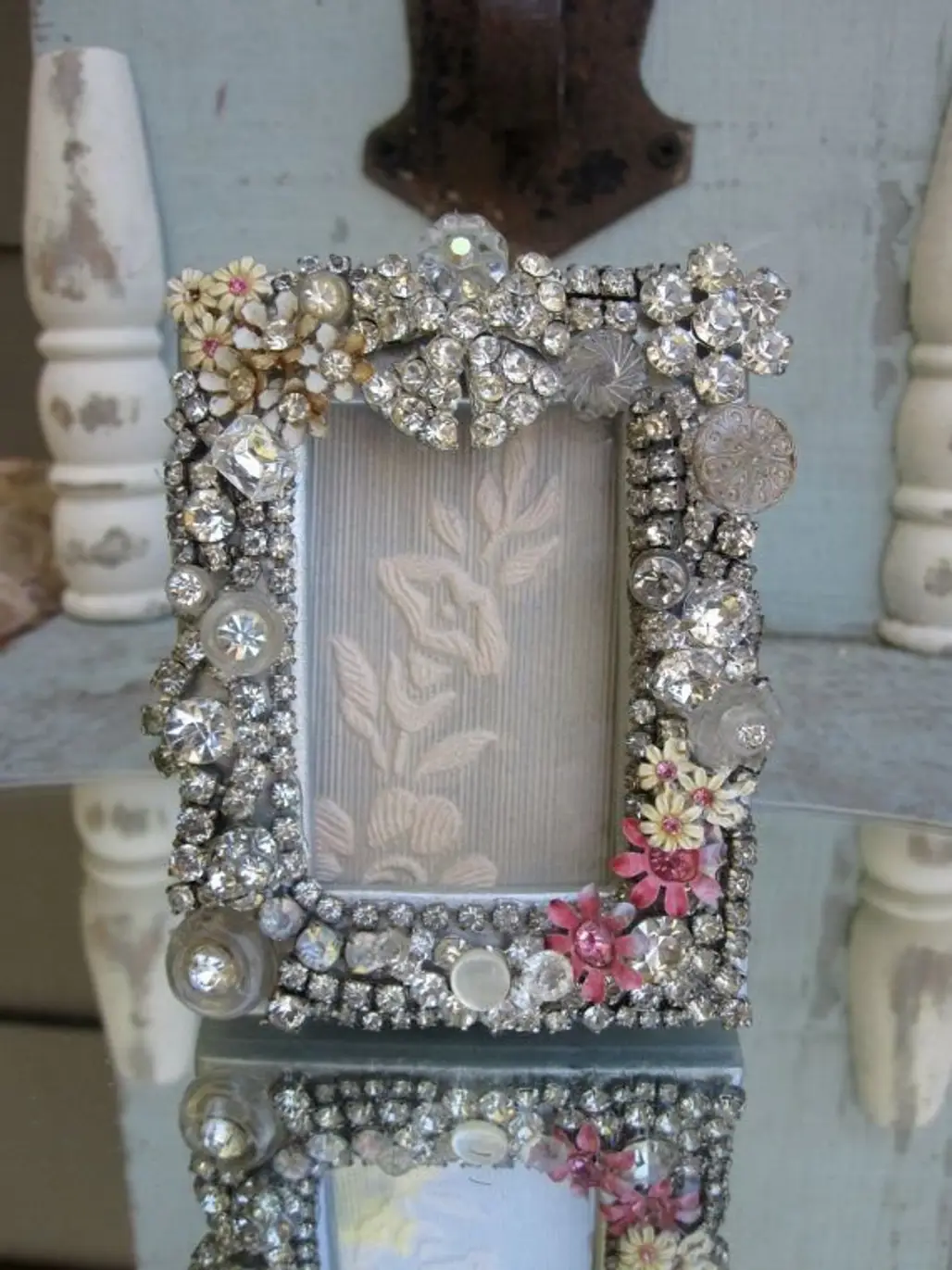 picture frame,jewellery,fashion accessory,