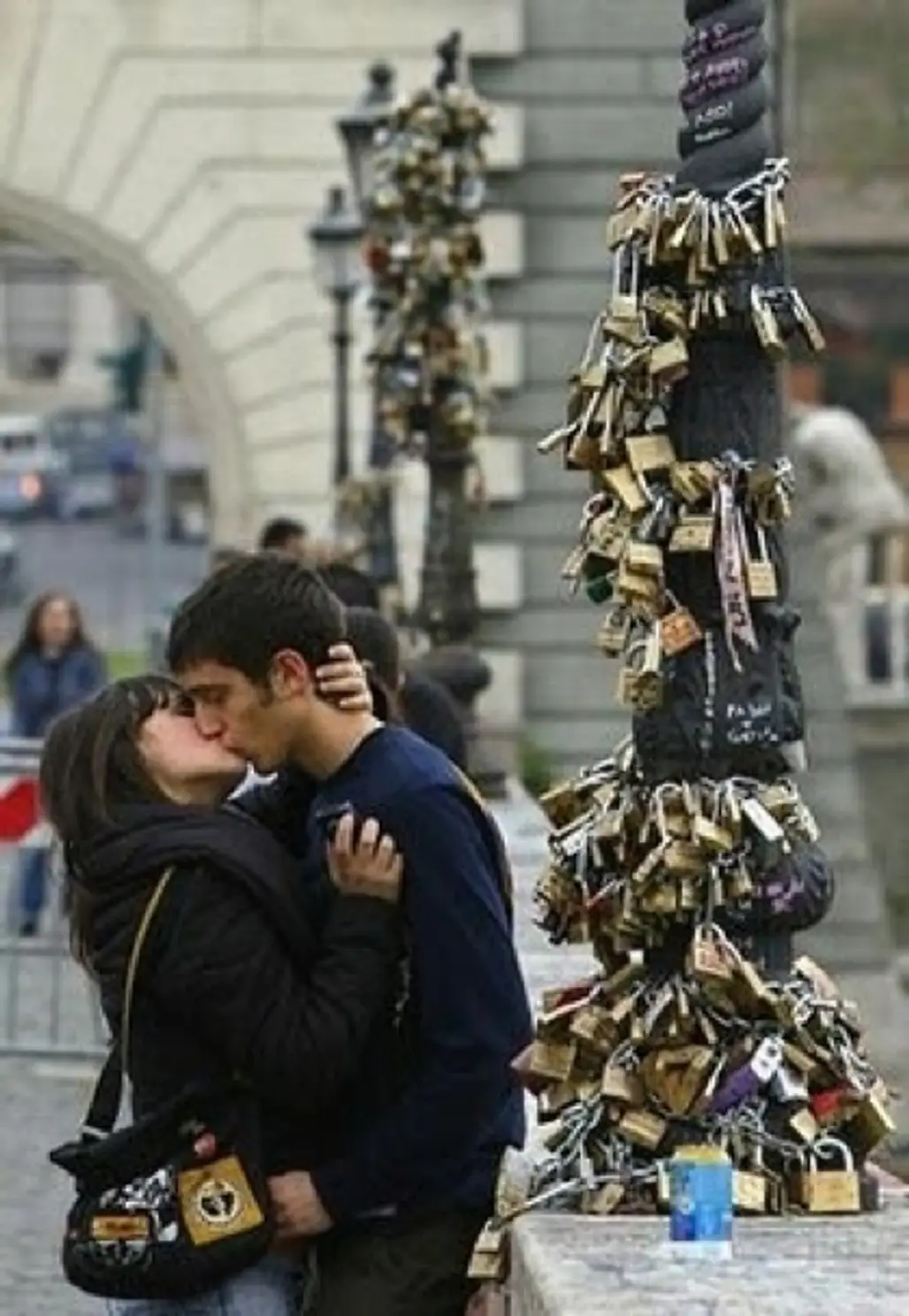 If You Want to Kiss, Go to Italy