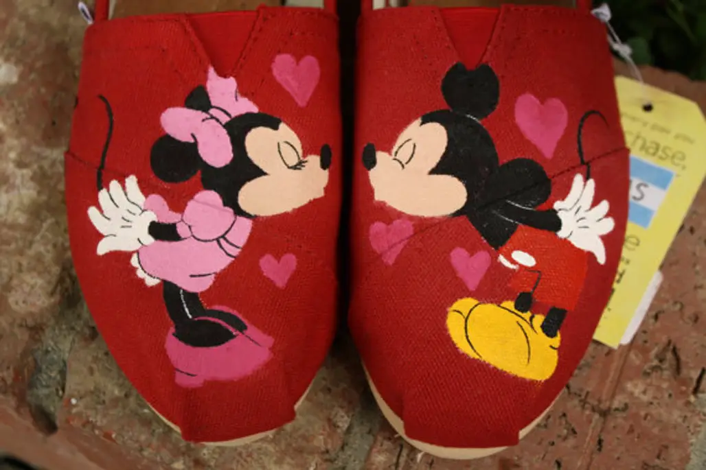 Mickey & Minnie Mouse Kiss