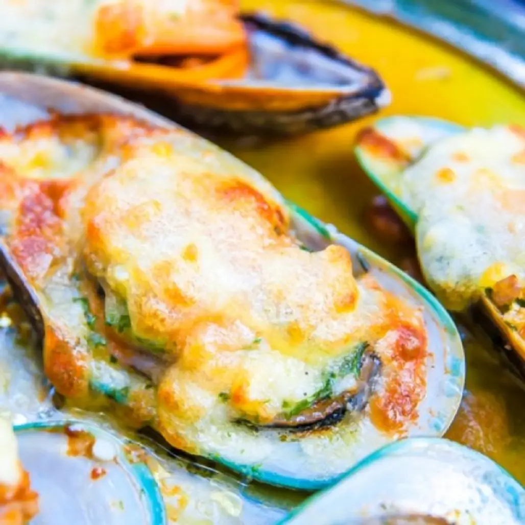 Mussels Baked in a Spicy Garlic Butter