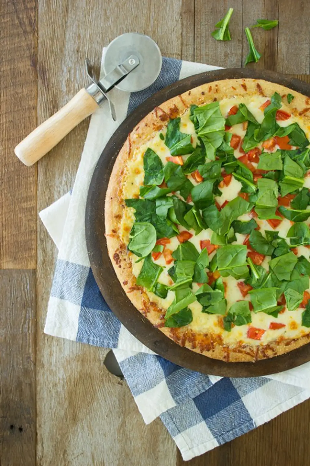 Easy Spinach & Tomato Pizza with a Creamy Garlic Sauce