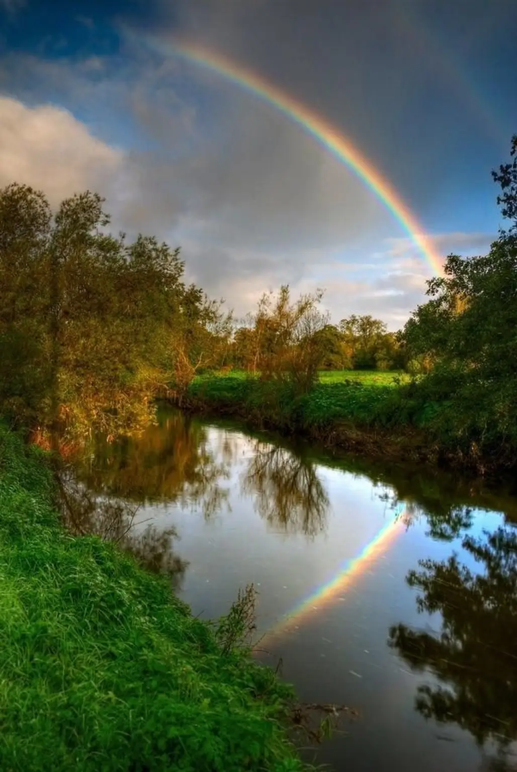 rainbow,sky,nature,reflection,atmospheric phenomenon,