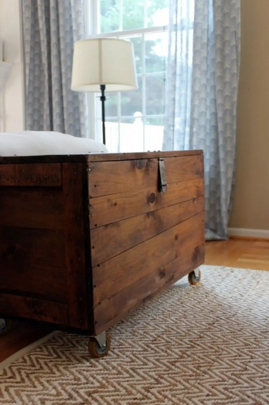 Turn an Old Wooden Trunk into a Beautiful Table
