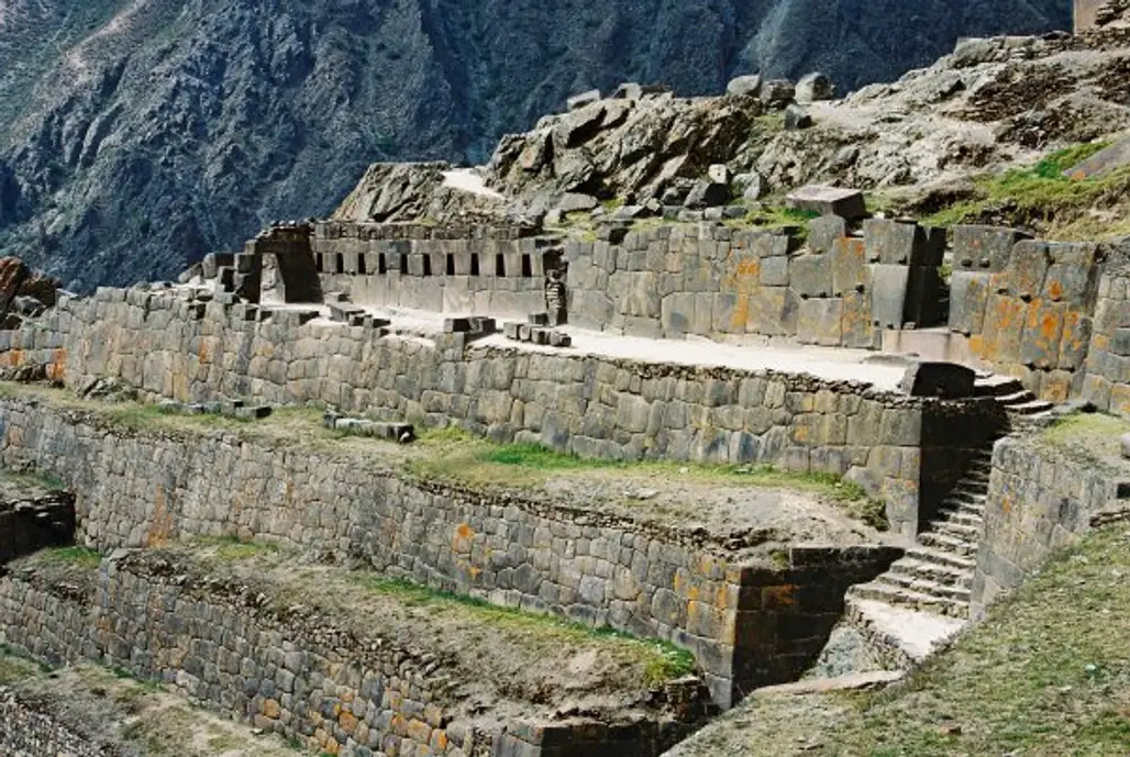 Scaling the Walled Fortifications of Ollantaytambo