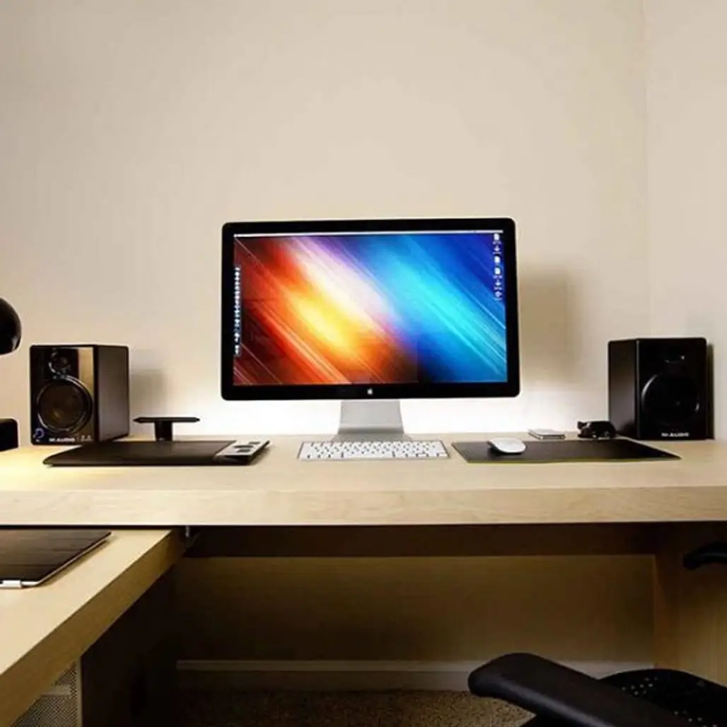 room, display device, computer monitor, desktop computer, television,