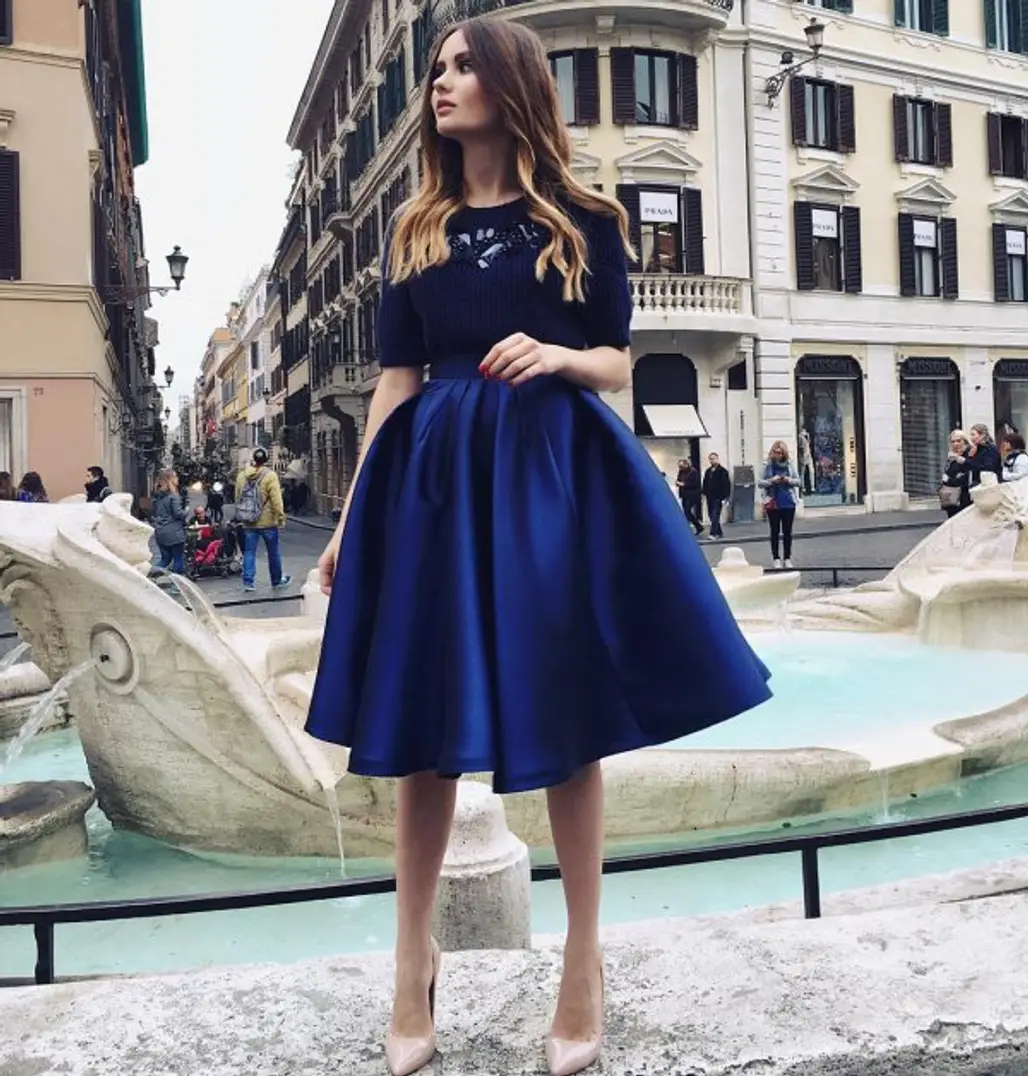 Piazza di Spagna, Fontana della Barcaccia, clothing, blue, dress,