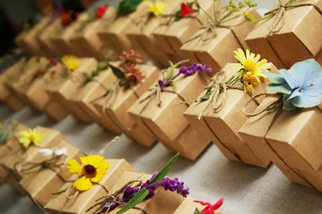 Let Table Decorations Be Used as Neat Table Favors