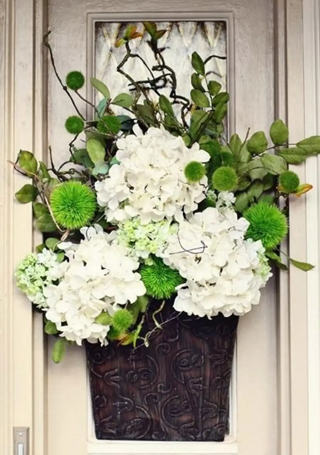 Make the House Look Pretty with a Front Door Decoration