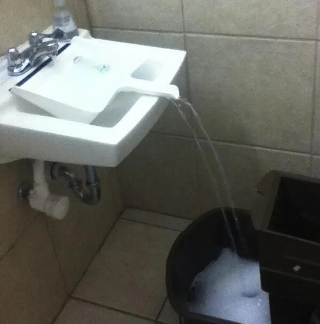 You Can Use a Dustpan to Fill a Container That Won’t Fit in the Sink