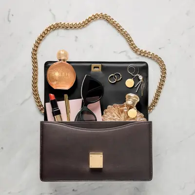 19 Things All Women Should Have in Their Purse on the Daily ...