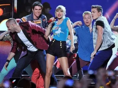 7 Hilarious Videos of Taylor Swift Dancing ...