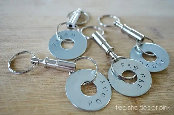keychain,fashion accessory,handcuffs,chain,circle,