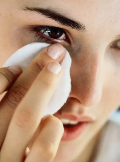 Clean off Your Makeup – Properly