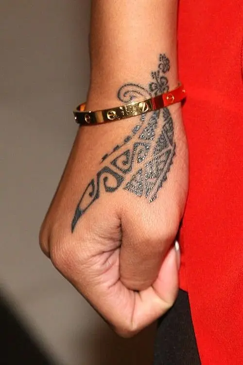 tattoo,arm,leg,pattern,fashion accessory,