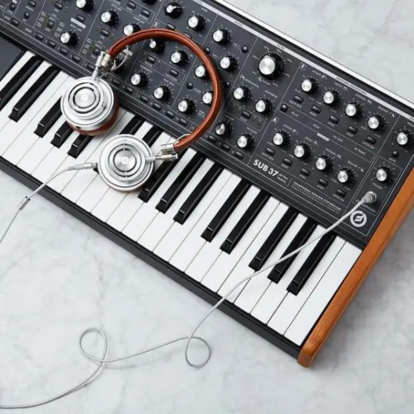 musical instrument, electronic musical instrument, electronic instrument, electric piano, synthesizer,