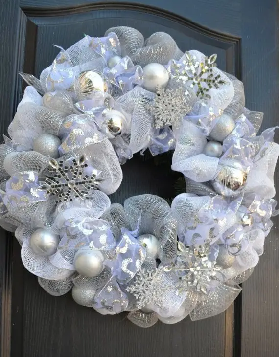 christmas decoration,wreath,fashion accessory,petal,lighting,