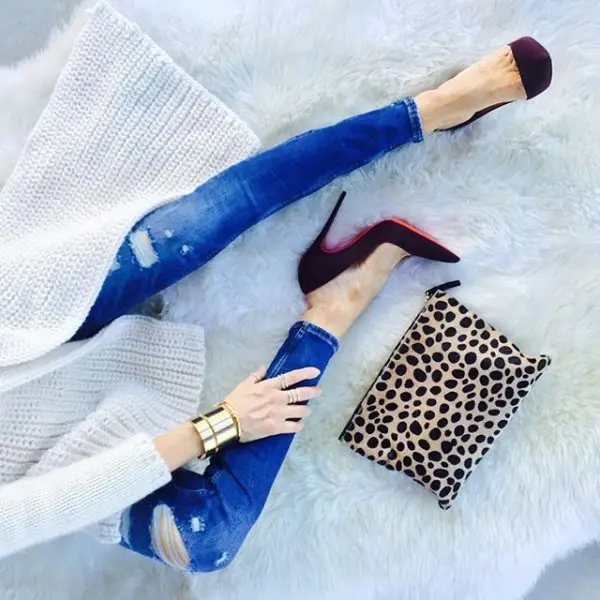 blue, handbag, arm, fashion accessory, leg,