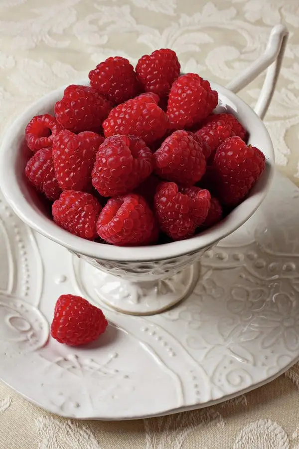 food,strawberry,produce,raspberry,strawberries,