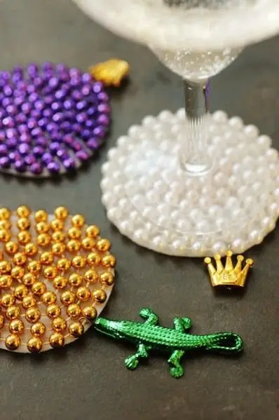 17 Cool Things to do with Your Mardi Gras Beads   Mardi gras beads,  Mardi gras wreath, Mardi gras diy
