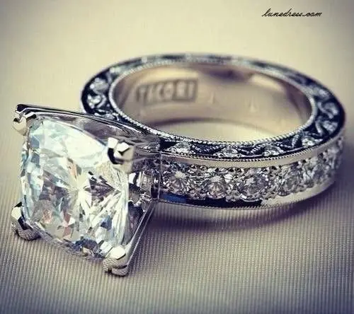 jewellery,fashion accessory,platinum,wedding ring,gemstone,