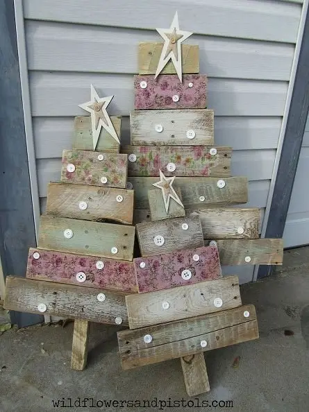 21 Creative Pallet Christmas Tree Ideas - Wooden Pallet and DIY Trees
