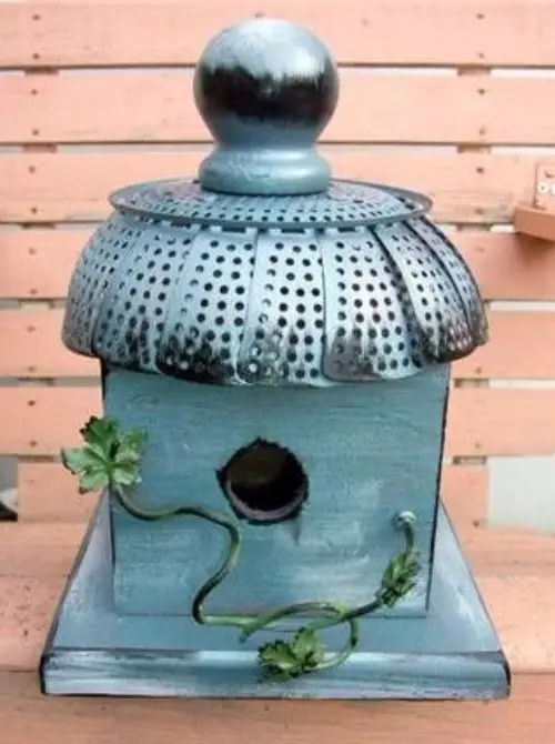 Birdhouse with a Recycled Vegetable Steamer as a Roof