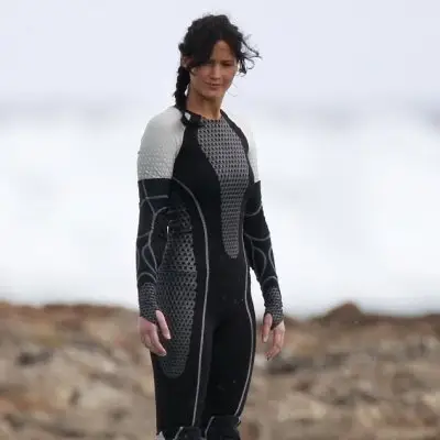 Watch Jennifer Lawrence Reacts to Seeing the Life-Size Katniss Cake ...