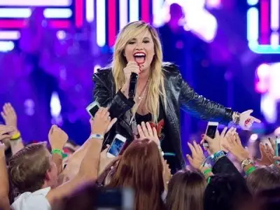 7 Reasons I Loved Demis Neon Lights Tour ...