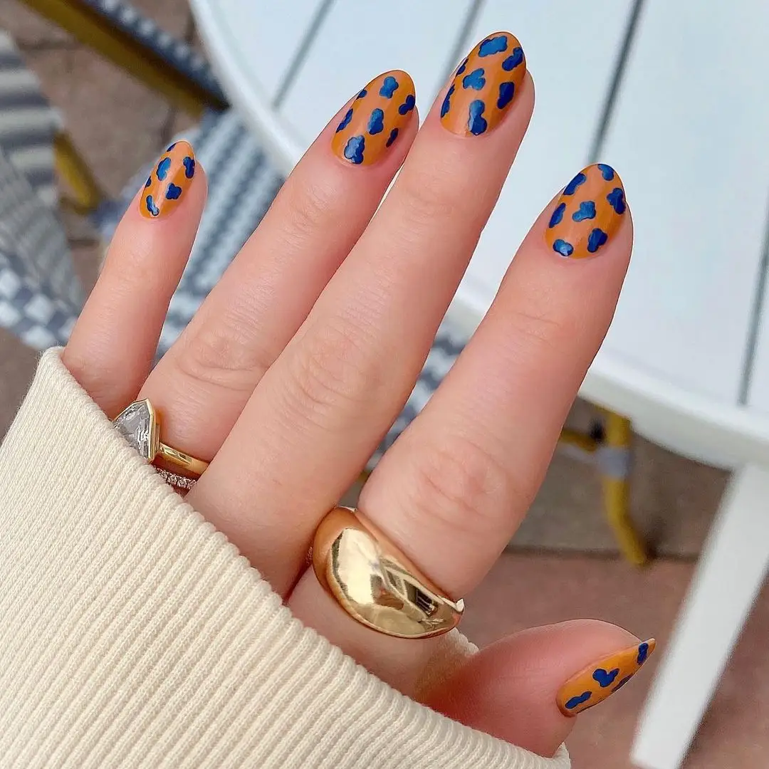 Cheetah print nail