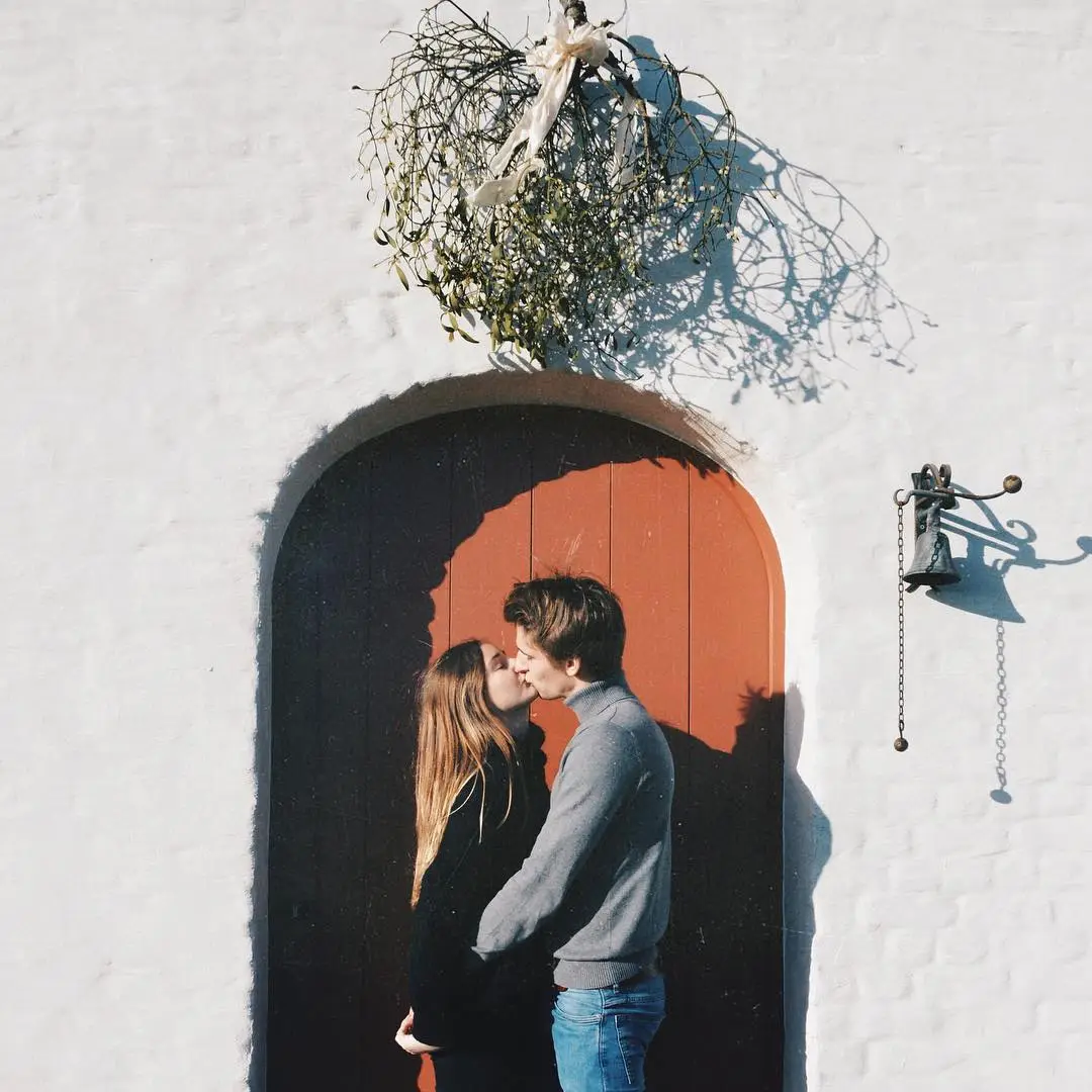 How to Pull off a Successful Mistletoe Kiss ...