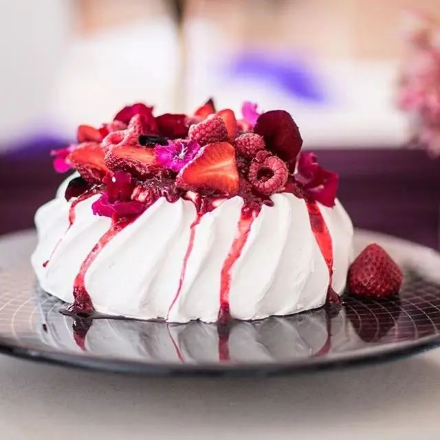 25 of Todays Swoon Worthy Cake and Dessert Inspo for Ladies Celebrating a Big Day ...