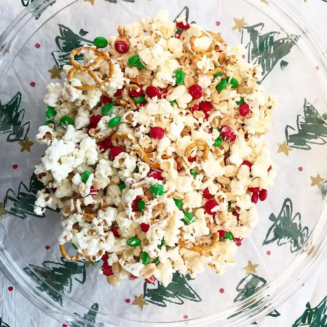Easy No-bake Holiday Popcorn ...