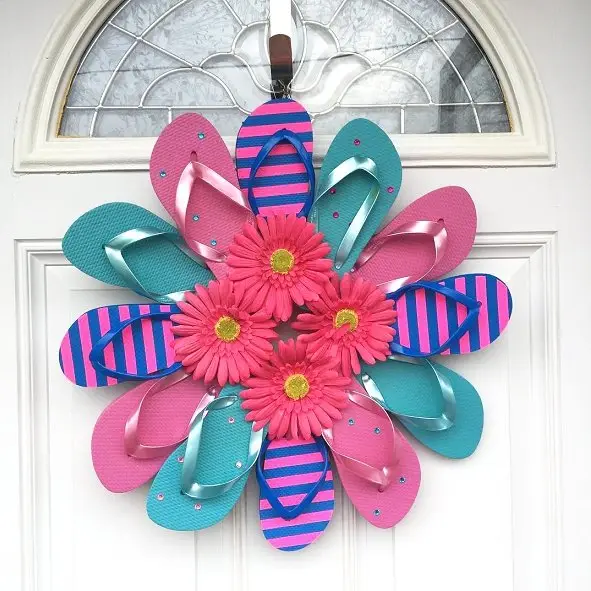 The Coolest Guide on How to Make a Wreath Using Flip Flops ...