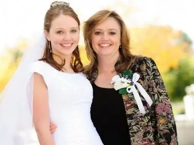 7 Touching Poses for Mother Daughter Wedding Photos ...